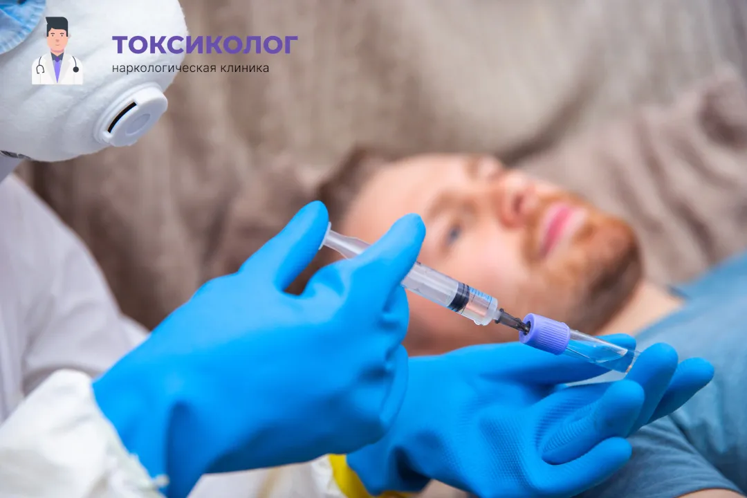 Врач берет анализы в процессе процедуры «Снятие ломки в Новочеркасске»